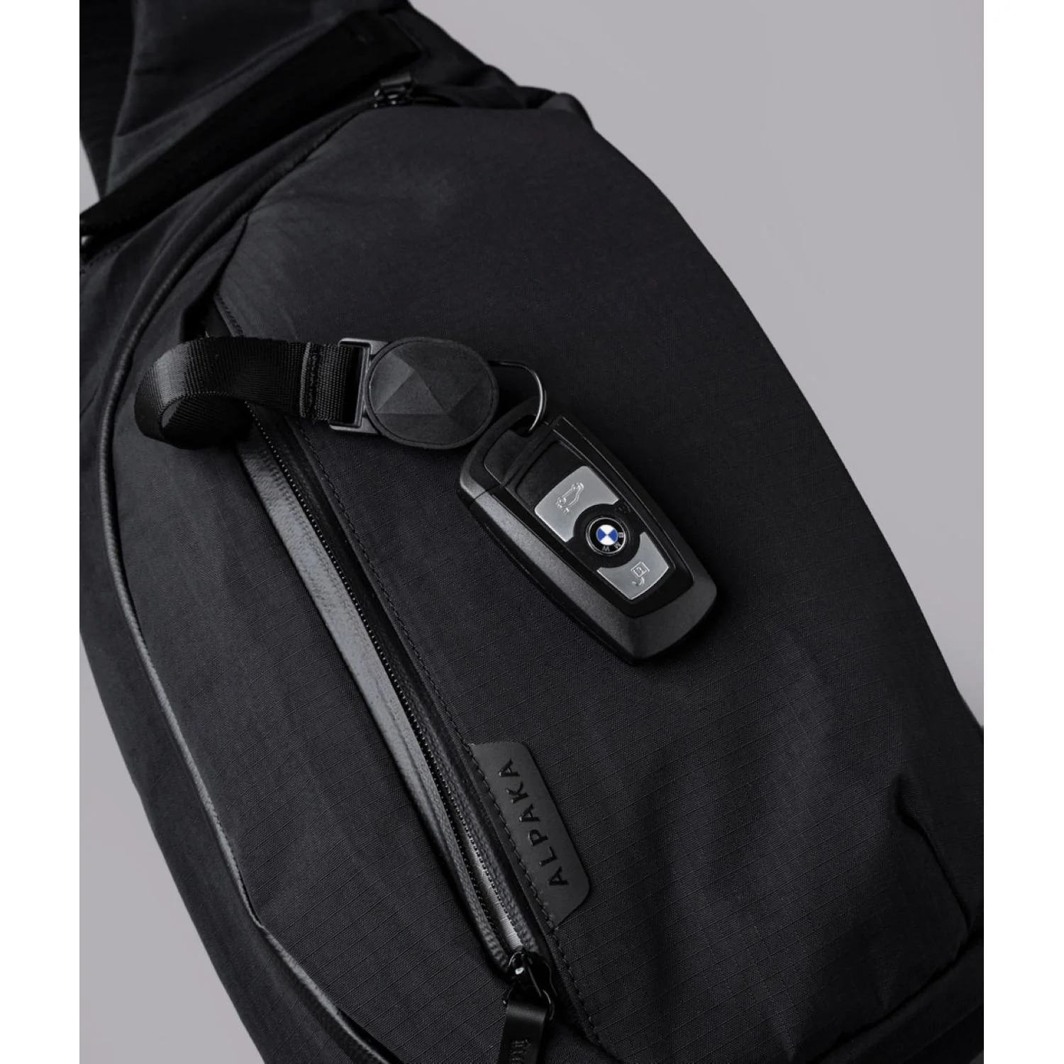 ALPAKA Metro Crossbody Right Shoulder - Image 3