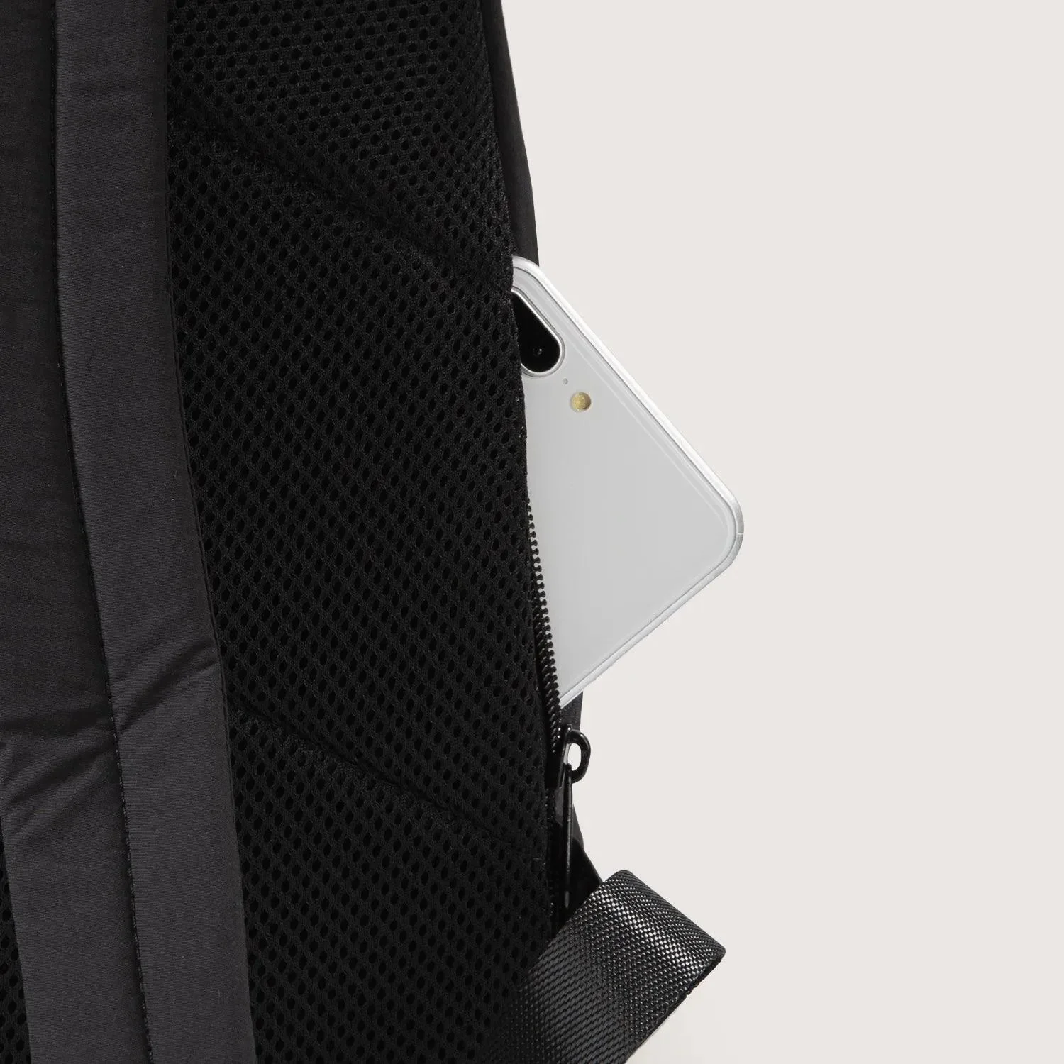 Bagsmart Zoraesque Feather Light Backpack 14L - Image 8