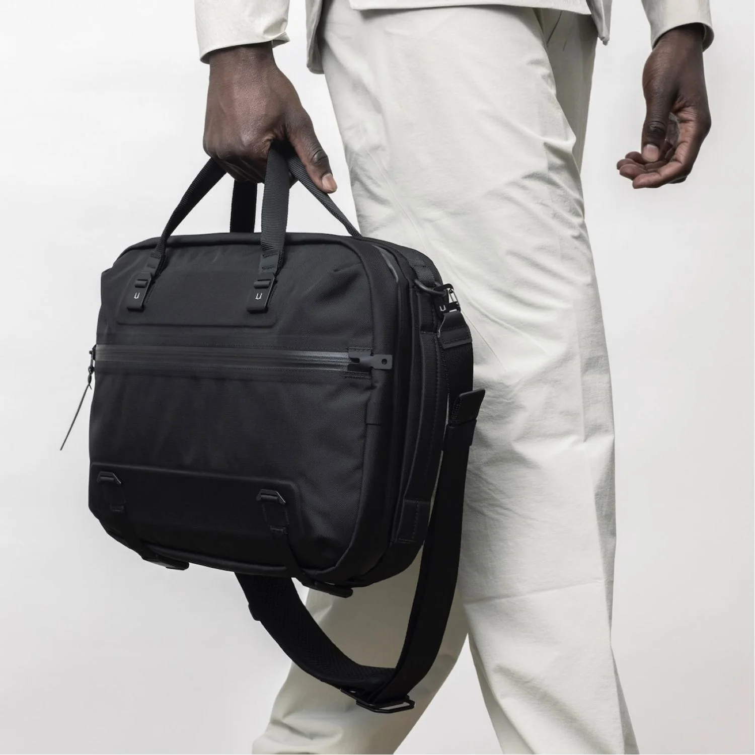 Black Ember Forge SB 16” Laptop Shoulder Bag 20L - Image 10