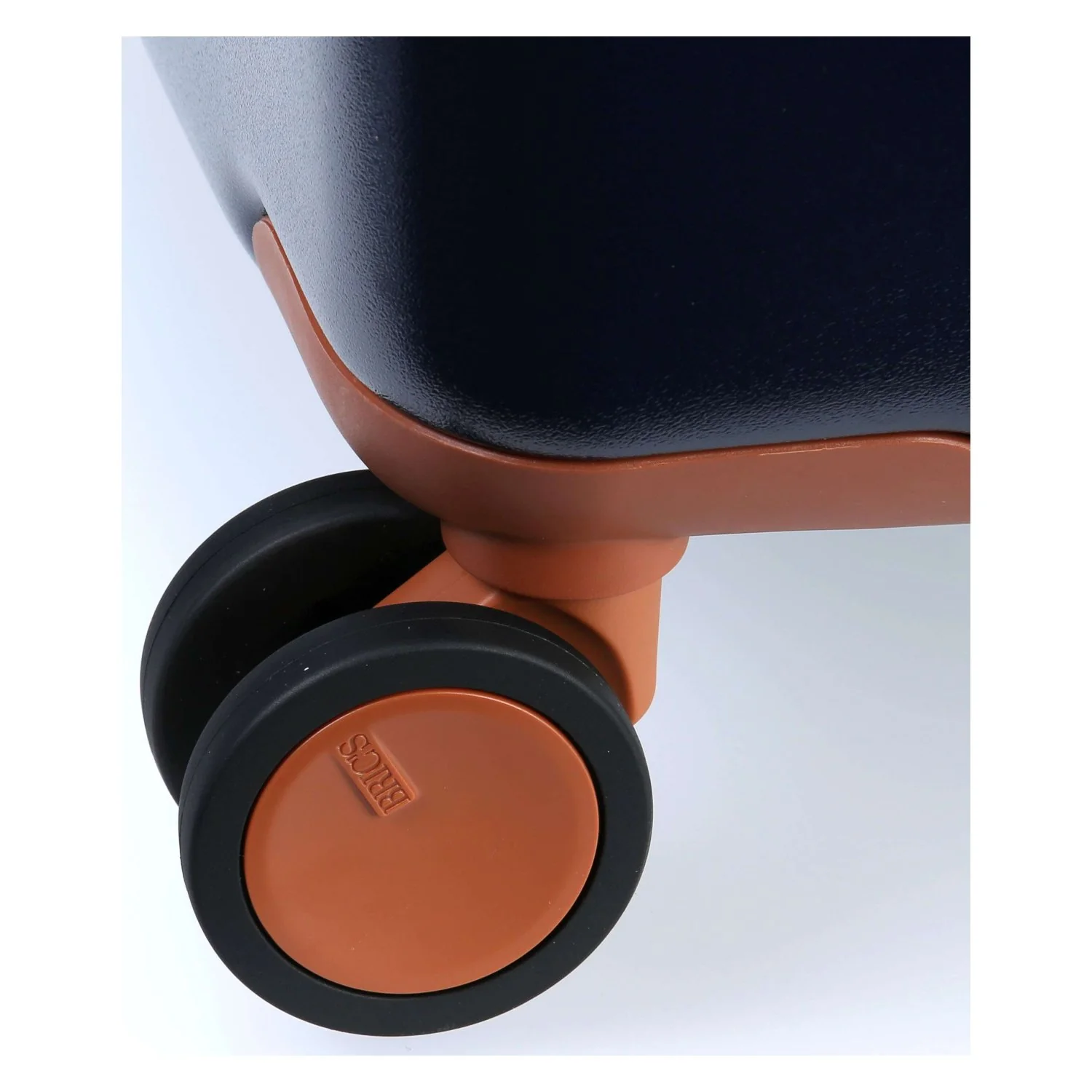BRIC'S Bellagio V2 27" Medium Luggage Spinner - Image 12
