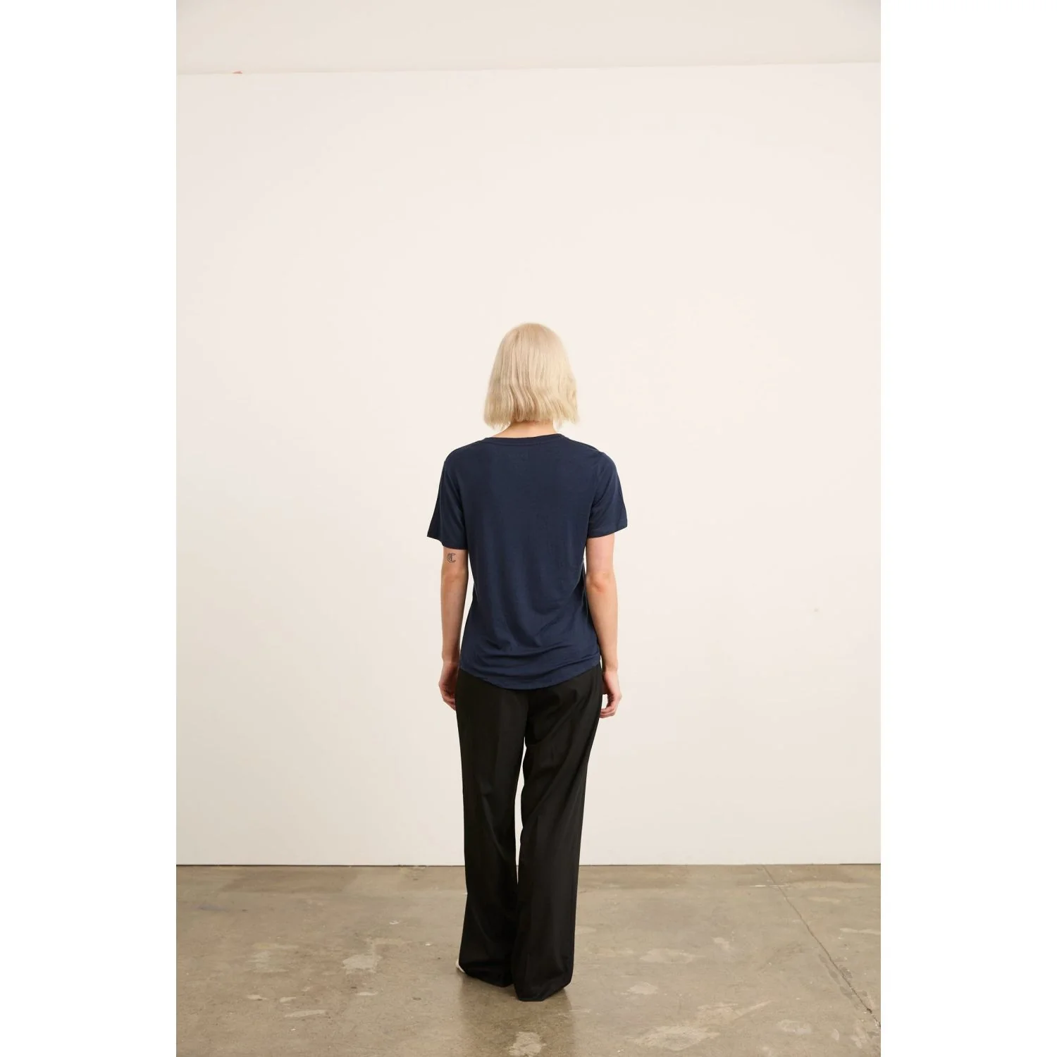 Paire Women's Merino Wool-Blend V-Neck T-Shirt (Navy) - Image 16